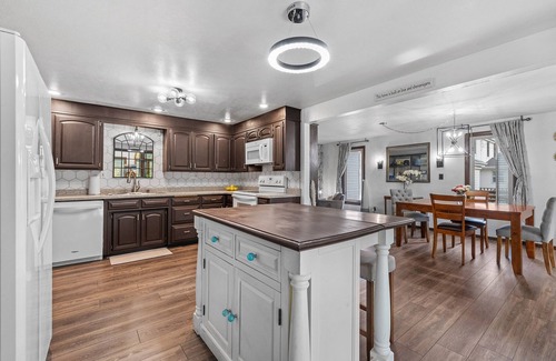 Green Bay Casa | Spacious home in Green Bay with hot tub, fireplace & fitness room