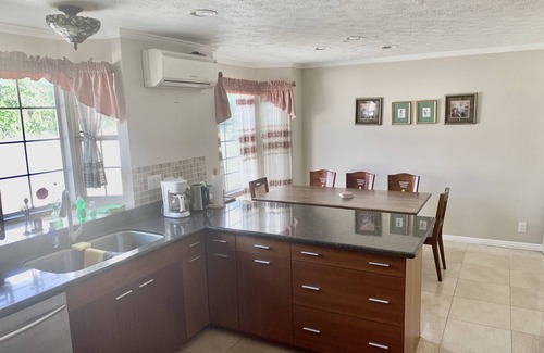 Kahala Casa | Espaciosa casa en Kahala que es céntrico w / AC, piscina, Lanai 5BR / 4Bath