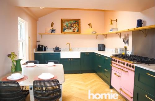 Chapeltown Casa | Spacious home in Leeds ideal for gatherings with free parking