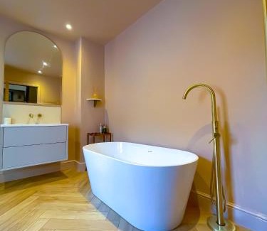 Chapeltown Casa | Spacious home in Leeds ideal for gatherings with free parking
