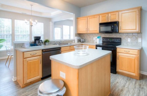 Charlotte Casa | Spacious home in UNC area with dedicated office near Starbucks