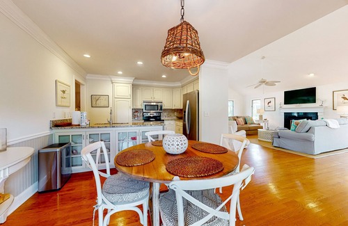 Vanderhorst Plantation Casa | Spacious home near the beach & Marsh Island Park with grill, full kitchen, & W/D