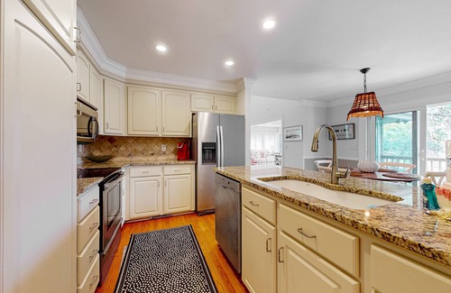 Vanderhorst Plantation Casa | Spacious home near the beach & Marsh Island Park with grill, full kitchen, & W/D