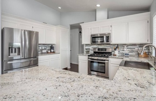 Lemoore Casa | Spacious Home near Surf Ranch w/Pool!