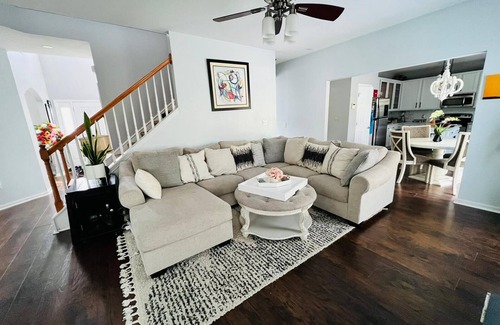 Charlotte Casa | Spacious Home Near 🚉 , Uptown, 🏈, ⚽, ⚾, PNC Pavilion, 🏁, UNCC & Airport!!