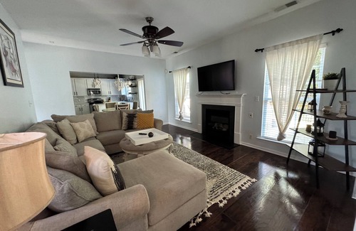 Charlotte Casa | Spacious Home Near 🚉 , Uptown, 🏈, ⚽, ⚾, PNC Pavilion, 🏁, UNCC & Airport!!