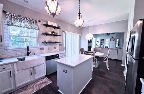 Charlotte Casa | Spacious Home Near 🚉 , Uptown, 🏈, ⚽, ⚾, PNC Pavilion, 🏁, UNCC & Airport!!