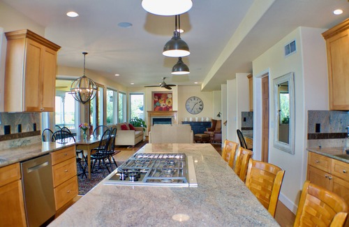 Longmont Casa | Spacious Home on Lake w/ Rocky Mountain Views - 15 Min to Boulder