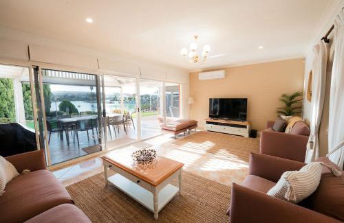Encounter Bay Casa | Spacious home on the lake - Private beach