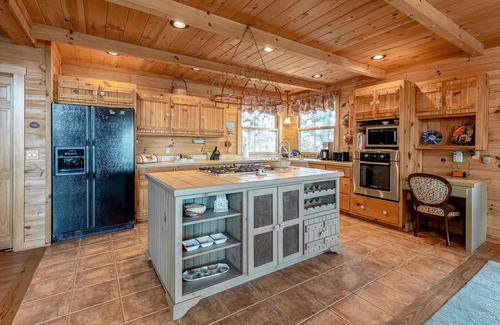 Franklin Casa | Spacious home on the mountainside with wrap-around balcony, fireplace & W/D