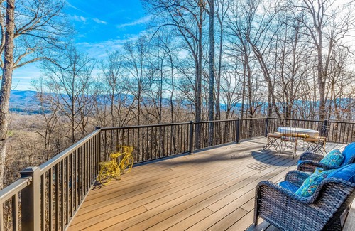 Franklin Casa | Spacious home on the mountainside with wrap-around balcony, fireplace & W/D
