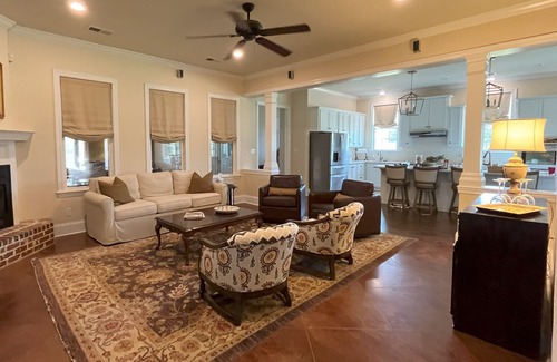 Independence Casa | Spacious home situated on large family farm - equal distance to Memphis & Oxford