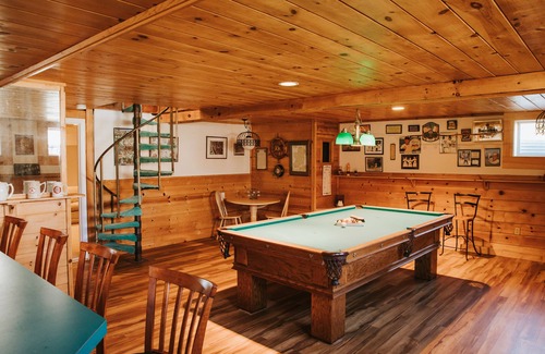 Dennis Casa | Spacious home - Sleeps 15 -Steps to a Private Beach