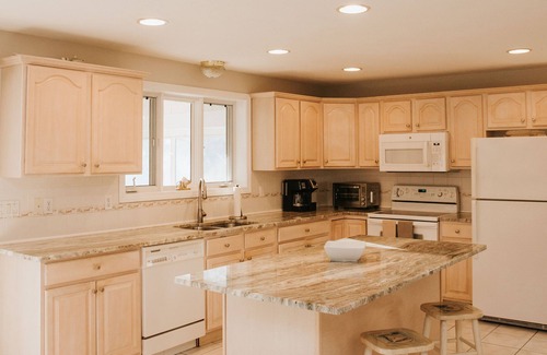 Dennis Casa | Spacious home - Sleeps 15 -Steps to a Private Beach