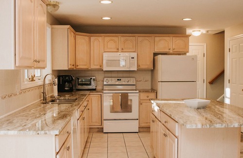 Dennis Casa | Spacious home - Sleeps 15 -Steps to a Private Beach