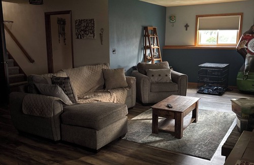 Oshkosh Casa | Spacious Home that is close to EAA and Shopping.