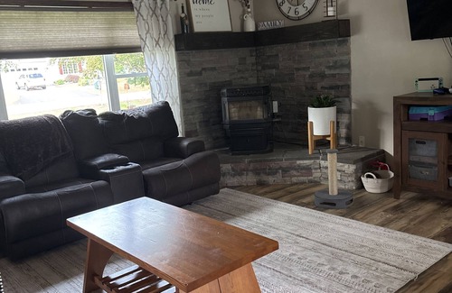 Oshkosh Casa | Spacious Home that is close to EAA and Shopping.