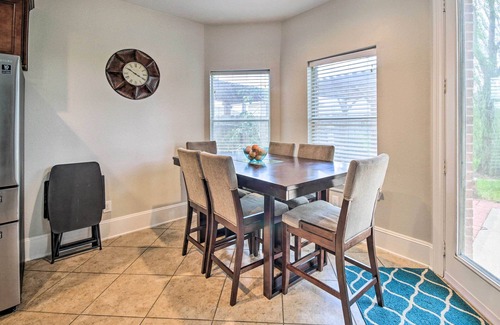 Iowa Colony Casa | Spacious Home w/ Backyard ~ 25 Mi to Houston!
