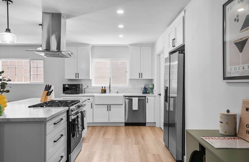 Oak Park Casa | Spacious Home w/ Hot Tub & Games 11 Min from Downtown