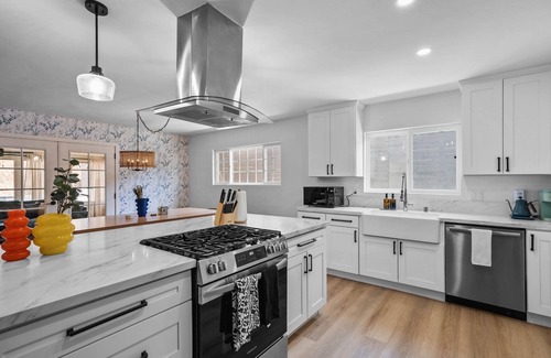 Oak Park Casa | Spacious Home w/ Hot Tub & Games 11 Min from Downtown