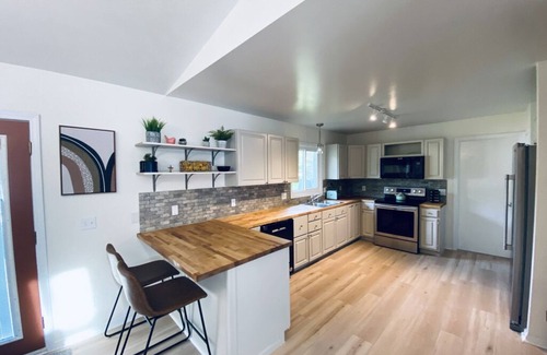 Macatawa Casa | Spacious Home w/ King Bed close to Beaches, Lake Macatawa, Holland, & Saugatuck