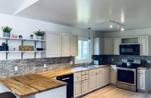 Macatawa Casa | Spacious Home w/ King Bed close to Beaches, Lake Macatawa, Holland, & Saugatuck