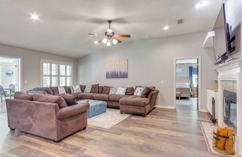North Northwest Pensacola Casa | Spacious Home w/ Sunroom, 15 Mi to Pensacola!