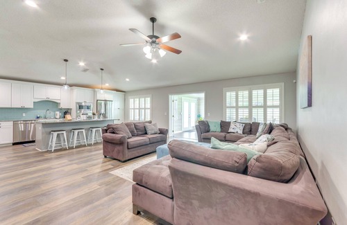 North Northwest Pensacola Casa | Spacious Home w/ Sunroom, 15 Mi to Pensacola!