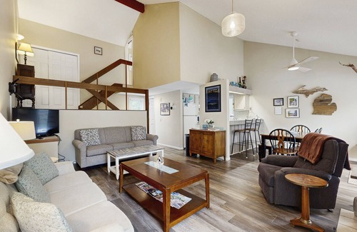 Harbor Springs Condominio | Amplia casa con chimenea y tenis compartido, bañera de hidromasaje y piscina, ¡cerca del lago!