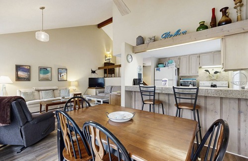 Harbor Springs Condominio | Amplia casa con chimenea y tenis compartido, bañera de hidromasaje y piscina, ¡cerca del lago!