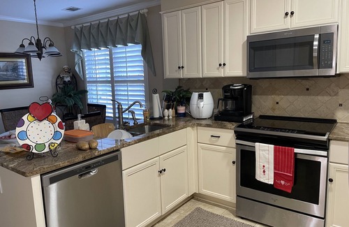 North Augusta Casa | Spacious home with newly decorated sunroom. Close to I-20