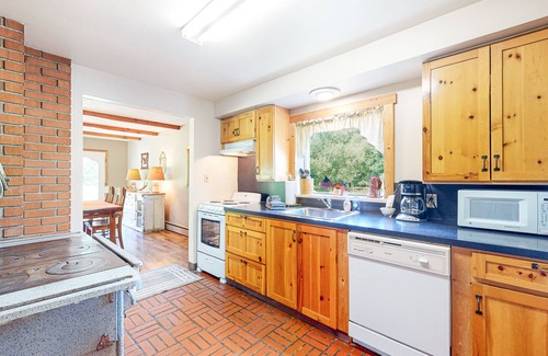 Joseph Casa | Spacious home with access to Wallowa River, foosball, outdoor games