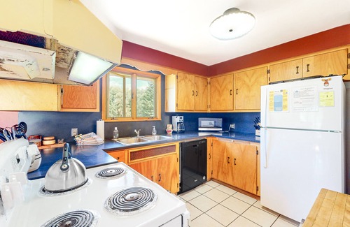 Joseph Casa | Spacious home with access to Wallowa River, foosball, outdoor games