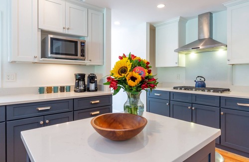 Annapolis Casa | Spacious home with an outdoor pool, screened porch, washer/dryer & central AC