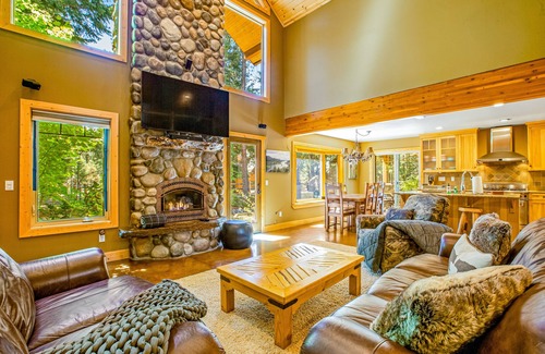 Ronald Cabina | Spacious home with fireplace, firepit, jetted tub & gas grill - close to lake