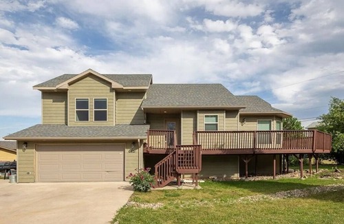 Blackhawk Casa | Spacious Home with Hot tub and Fire Pit Table-5 minutes from Rapid City