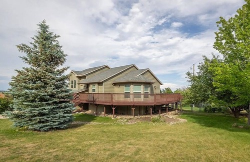 Blackhawk Casa | Spacious Home with Hot tub and Fire Pit Table-5 minutes from Rapid City
