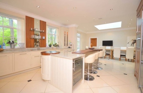 Tadworth Casa | Spacious home with luxurious amenities
