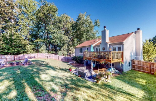 Alpharetta Casa | Spacious Home with Large Fenced Dog-Friendly Yard & Firepit - Full Kitchen