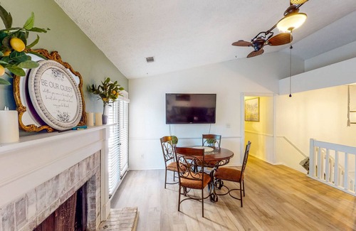 Alpharetta Casa | Spacious Home with Large Fenced Dog-Friendly Yard & Firepit - Full Kitchen