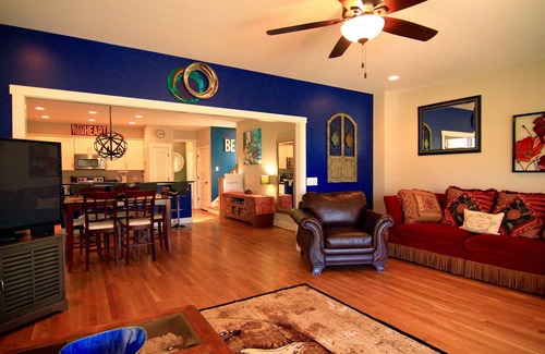 Nashville Casa | Minutos al centro! ¡Amplia casa nueva con PISCINA! Vista al río, privado, seguro