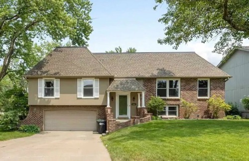 Leawood Southwest Casa | Spacious Home with Pool Hot Tub and Arcade Games . Great Quiet and Safe Location