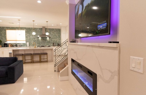 Green Valley Casa | Spacious Home with privatePool & covered partio, chef's kitchen, 10min to dwtn