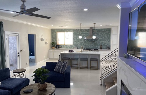 Green Valley Casa | Spacious Home with privatePool & covered partio, chef's kitchen, 10min to dwtn
