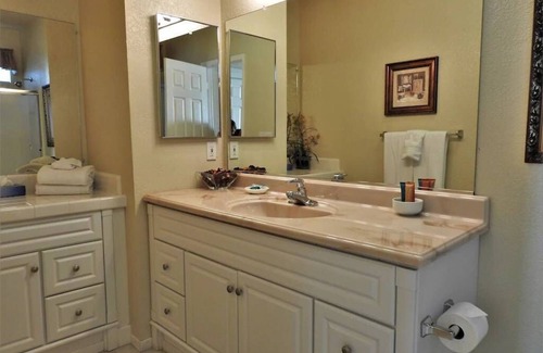 Angels Camp Cabaña | Spacious Home with Golf Course View (Treasure Cottage)