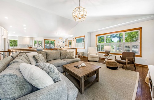 Tolovana Park Casa | Spacious home with fenced yard, deck, grill, fast WiFi, & game room