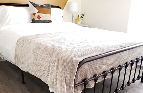 Fayetteville Casa | Spacious home with backyard grill. 50" smart tv, great for families!