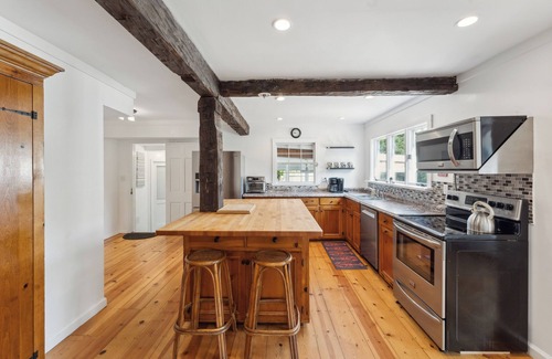 Hampton Bays Casa | Spacious Home with a Sunny Pool - Minutes to Walk to Bay Beach!