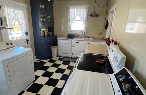 Stone Harbor Casa | Spacious home with ideal location: short walk to Beach, 96th Street, and Parks