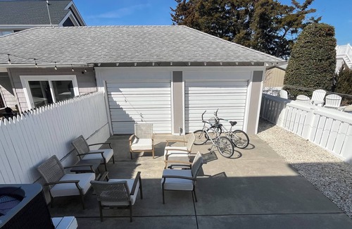 Stone Harbor Casa | Spacious home with ideal location: short walk to Beach, 96th Street, and Parks